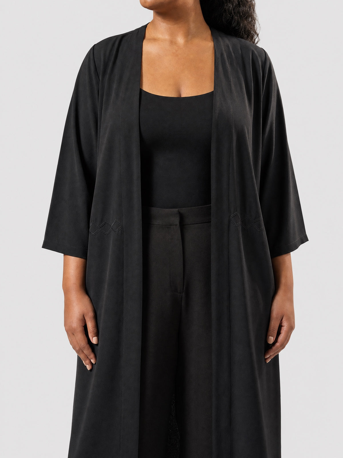 Kimono - Noir by Lasi on a light grey studio background